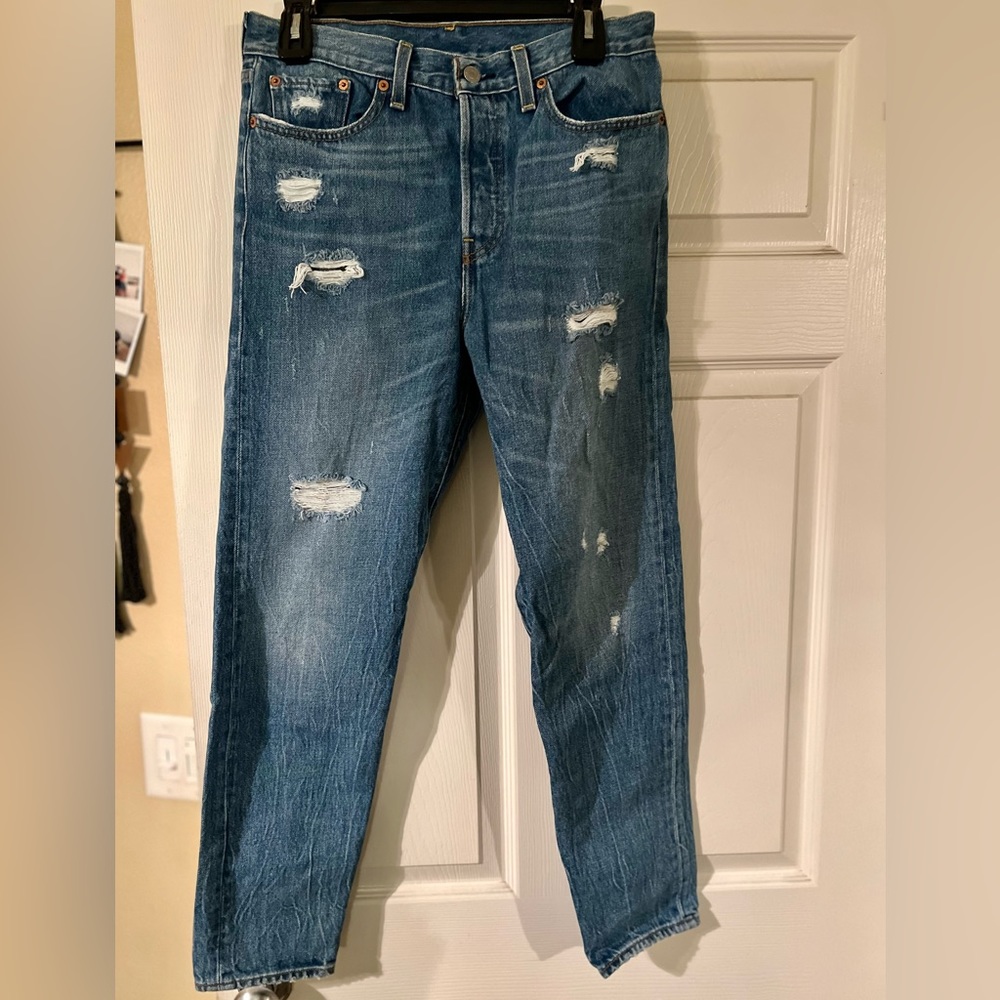 Barely worn Levi’s distressed jeans straight leg style
